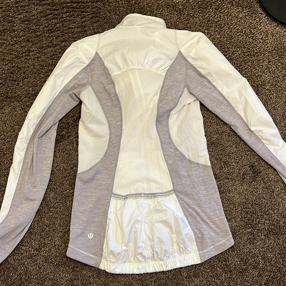 Women’s Lululemon Running Rain Jacked Size 4 - Picture 4 of 4
